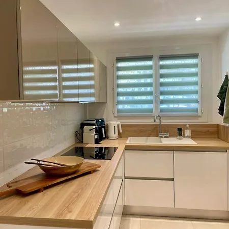 Spacious Group In Antibes