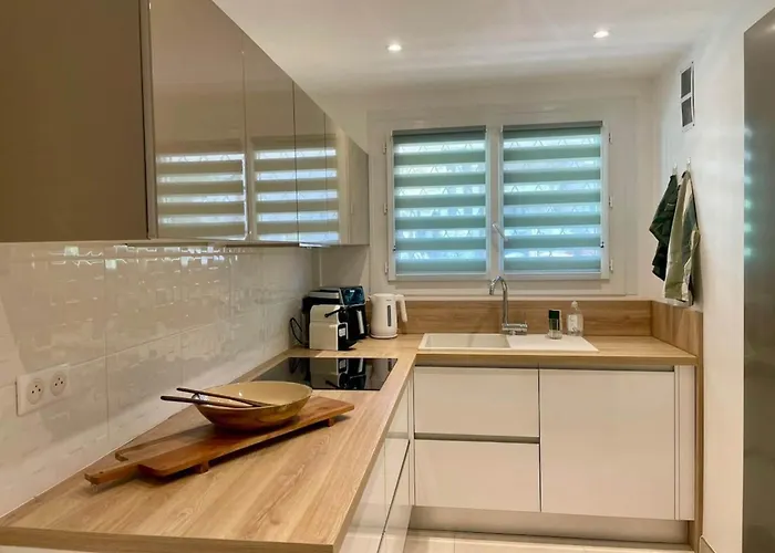 Spacious Group In Antibes