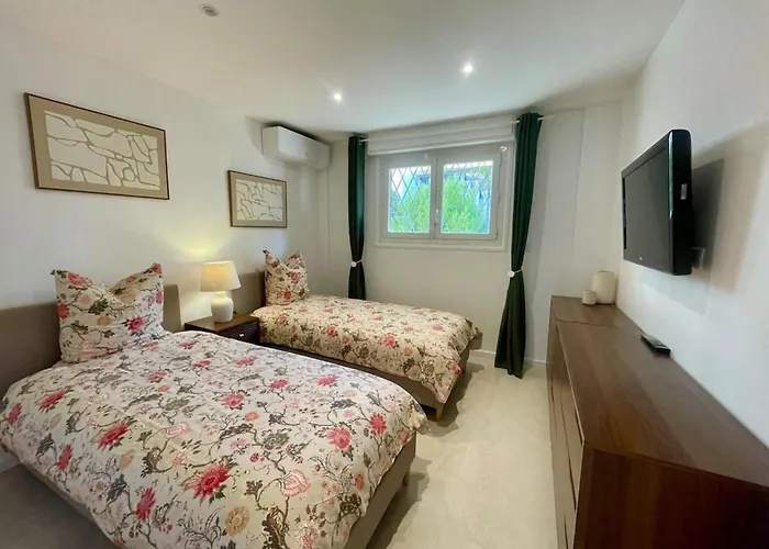 Spacious Group In Apartman Antibes