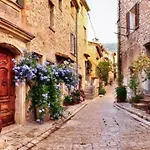 Spacious Group In Antibes
