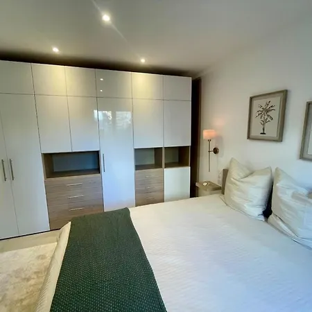 Spacious Group In Apartment